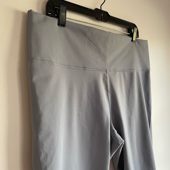 NWT Fabletics PowerHold Gray Crop Leggings Size 2X - Picture 2 of 4